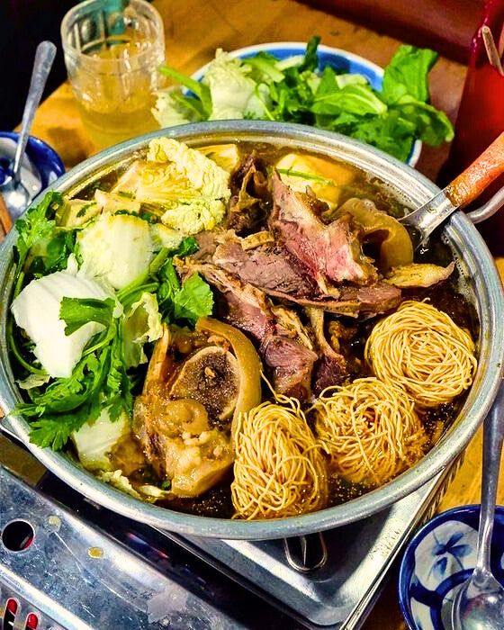 Lẩu Bò Nhân Ký – Hương Vị Truyền Thống Từ 1972 Giữa Lòng Sài Gòn