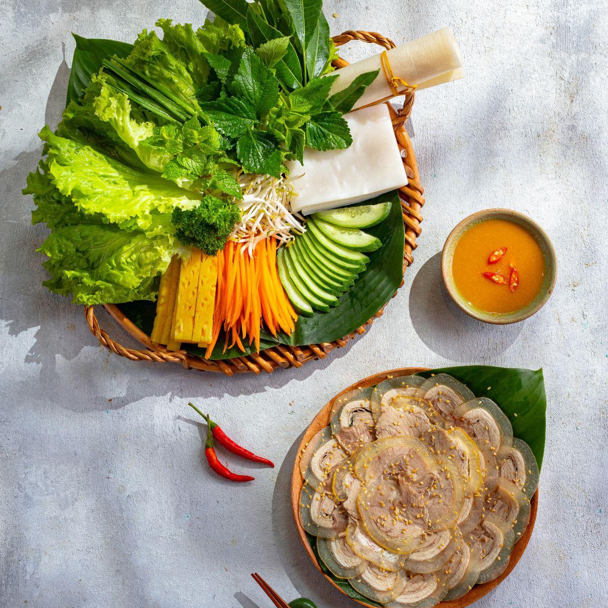 BÒ CUỐN BÁNH TRÁNG RAU RỪNG MẮM NÊM